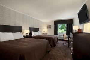 Hubbard的住宿－俄亥俄州哈伯德酒店，酒店客房设有两张床和一台平面电视。