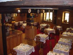 A restaurant or other place to eat at Hotel Restaurant Père Benoît
