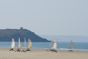 eine Gruppe Segelboote am Strand in der Unterkunft Vacancéole - Résidence Les Terrasses de Pentrez-Plage in Pentrez