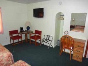 TV a/nebo společenská místnost v ubytování Pine Ridge Motel
