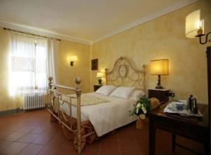 A bed or beds in a room at Agriturismo Borgo La Casetta