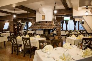 A restaurant or other place to eat at Motel Babino Brdo