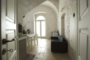 een woonkamer met een bank en een tafel bij b&b San Nicandro in Sannicandro di Bari