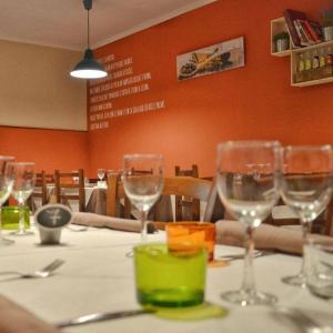einen Tisch mit Weingläsern auf einem Tisch in einem Restaurant in der Unterkunft Country House Al Faraone in Poggio Picenze