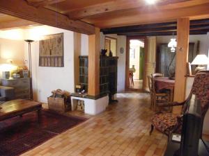 ein Wohnzimmer mit einem Sofa und einem Tisch in der Unterkunft La Maison Jaune in Vendenheim