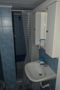 Et badeværelse på Cosy apartment Acropolis Point 2