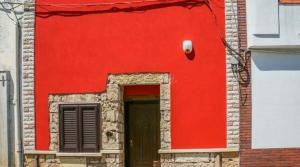 アッリステにあるCasa della Nonnaの赤壁