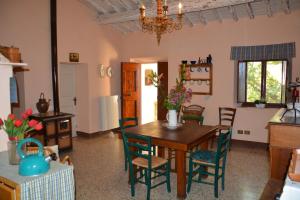 UlignanoにあるAgriturismo Villa di Scopicciのキッチン、ダイニングルーム(テーブル、椅子付)