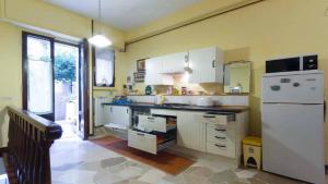 A kitchen or kitchenette at Apartment Pink21