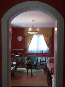 an archway into a living room with a table and chairs at Val de Serantes in Ferrol