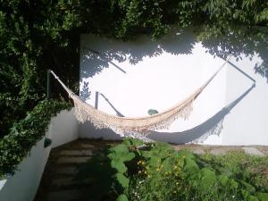 uma rede pendurada no lado de uma parede em Casa Amarante Porto em Amarante