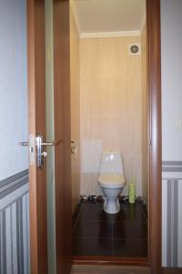 A bathroom at Apartment on Demyanchuka 1A