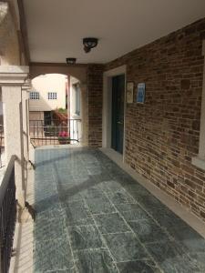 an empty patio with a brick wall and a door at Val de Serantes in Ferrol