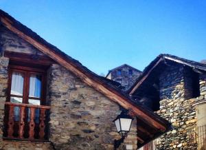a stone building with a street light and a window at Casa Sastre in Espúy