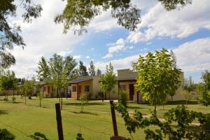 una casa en un patio con árboles en Ayres de Cuyo en San Rafael