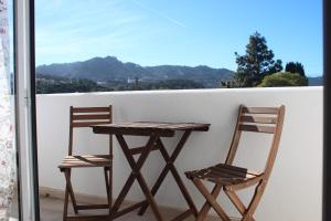 2 stoelen en een tafel op een balkon bij Cabriz White House in Sintra