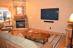 a living room with a couch and a fireplace at Niwot Inn & Spa in Niwot