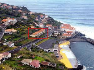 een luchtzicht op een stad naast de oceaan bij CASAS MARE , Ponta Delgada, Madeira in Ponta Delgada