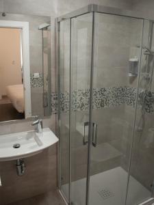 La salle de bains est pourvue d'une douche et d'un lavabo. dans l'établissement Hostal Gargal, à Olvega