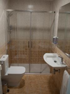 ein Bad mit einer Dusche, einem WC und einem Waschbecken in der Unterkunft Hostal Gargal in Olvega