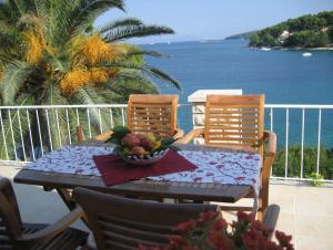 stół z misą owoców na balkonie w obiekcie Apartments Villa Diha w Korčuli
