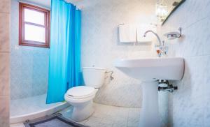 Koupelna v ubytování Yiannis Ηotel + 19 fotografií