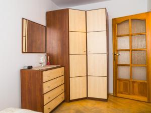 1 dormitorio con vestidor y armario grande en Apartament Plaza43, en Gdansk