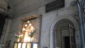 ナポリにあるLuisa's Housesの門跡
