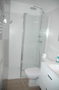 アジャクシオにあるLa Palmaのバスルーム(シャワー、トイレ、シンク付)