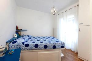 モンテ・アルジェンターリオにあるMy Little Houseのベッドルーム1室(青と白の掛け布団付きのベッド1台付)