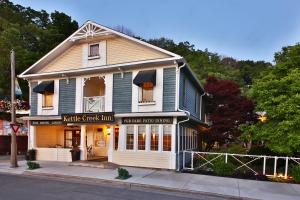 uma pousada branca sentada ao lado de uma rua em Kettle Creek Inn em Port Stanley