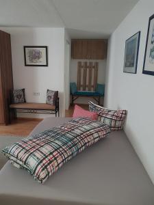 una camera da letto con un letto coperto di Landhaus Ostermann a Umhausen