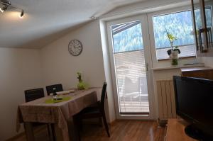TV a/nebo společenská místnost v ubytování Appartement Alpenglühn