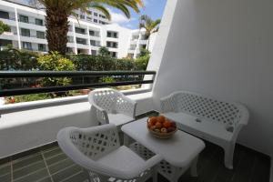 A balcony or terrace at Apartamentos Optimist Tenerife