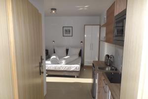 カルビアにあるWilla Portのベッドルーム1室(白いシーツとシンク付きのベッド1台付)