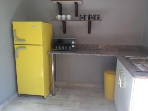 een gele koelkast in een keuken met een aanrecht bij Stel26 in Bloemfontein +5 foto's