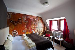 Llit o llits en una habitació de Hotel Barbarossa Garni