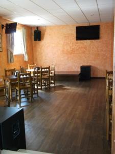 Televízia a/alebo spoločenská miestnosť v ubytovaní Hostal Pereiriña