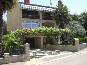 una casa con un balcón con flores. en Apartments Boris, en Poreč