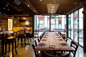 Um restaurante ou outro lugar para comer em The Verb Hotel