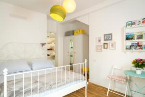 a small bedroom with a crib and a table at B&B VillaRocca da Ines e Perizia in Sestri Levante