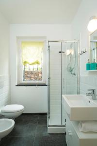 La salle de bains est pourvue de toilettes, d'un lavabo et d'une douche. dans l'établissement B&B VillaRocca da Ines e Perizia, à Sestri Levante
