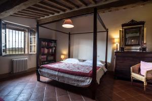 Tempat tidur dalam kamar di Fattoria Le Pietre Vive di Montaperti