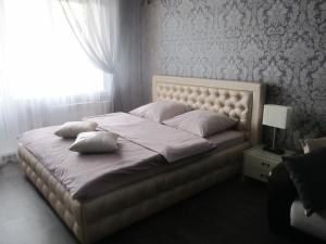 เตียงในห้องที่ Apartment on Shurova gora