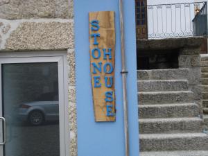 een blauw gebouw met een bord dat zegt geen uitgang bij Stone House in Sabugueiro