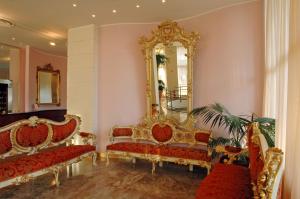 Posezení v ubytování Reginna Palace Hotel