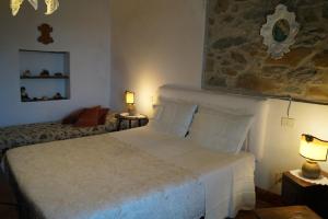 A bed or beds in a room at Agriturismo Bonzalone Még 37 kép