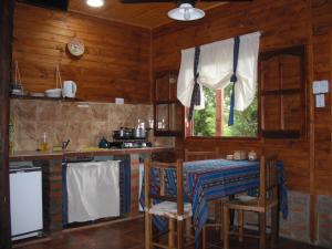 Ett kök eller pentry på Cabañas El Paraiso