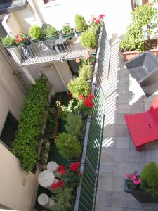 uma vista superior de uma varanda com flores e plantas em Albergo Verdi em Pádua