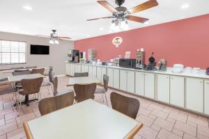 Restaurace v ubytování Super 8 by Wyndham Lowell/Bentonville/Rogers Area